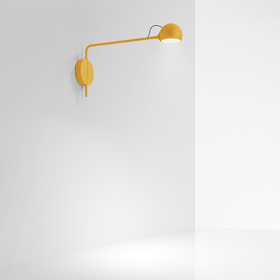Lampada da parete Artemide Ixa giallo senape, con lungo braccio regolabile e testa sferica LED su piastra rotonda a muro