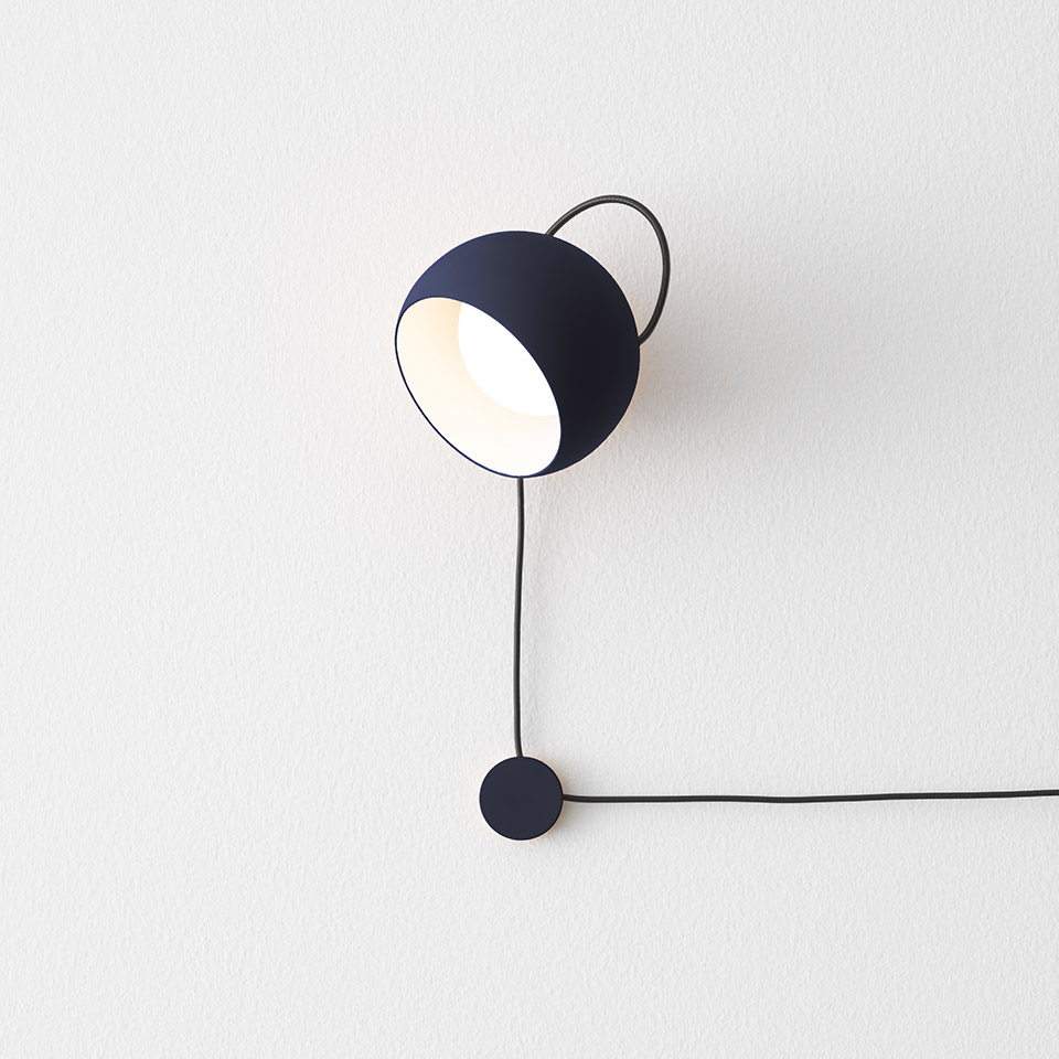 Lampada da parete Artemide Ixa blu scuro con paralume a cupola, manico curvo, cavo nero e interruttore dimmer circolare