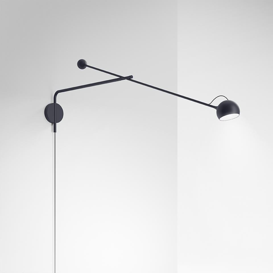 Applique Artemide Ixa in nero, con lungo braccio regolabile, piccolo contrappeso e testa orientabile a coppetta compatta