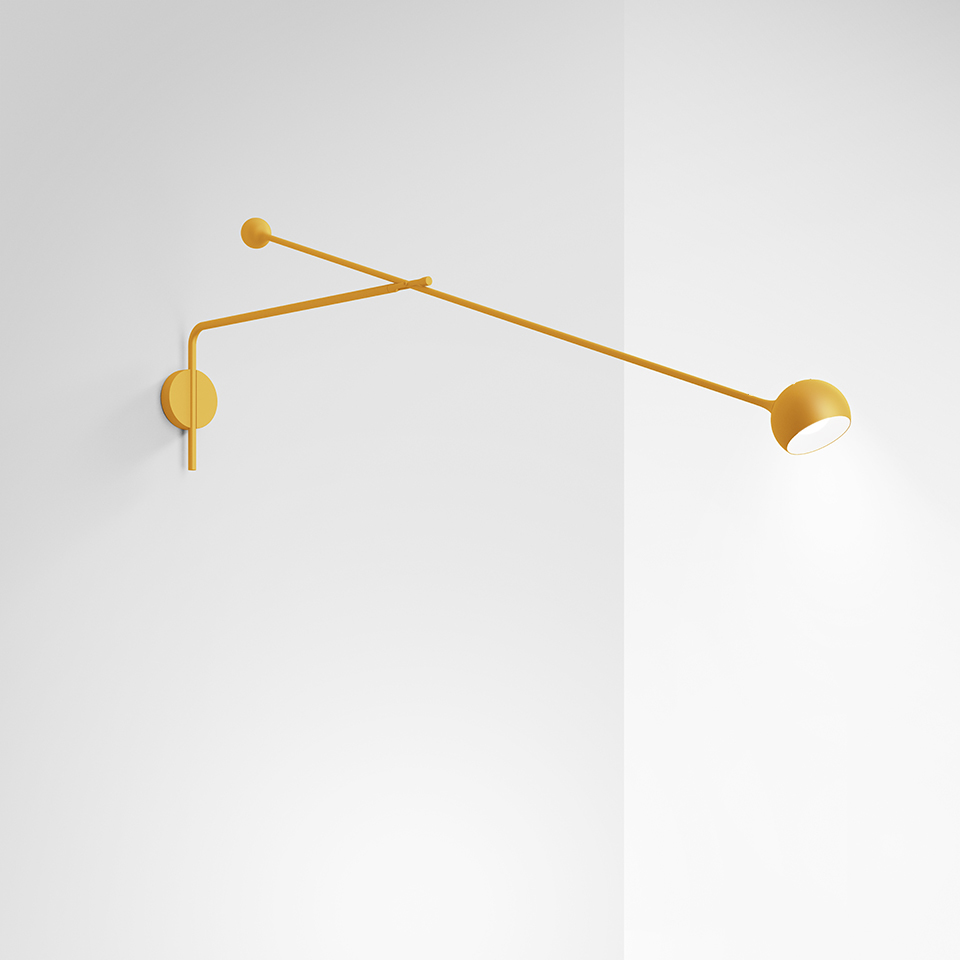 Lampada da parete Artemide Ixa in giallo senape, con struttura articolata a due bracci regolabili e piccola testa orientabile