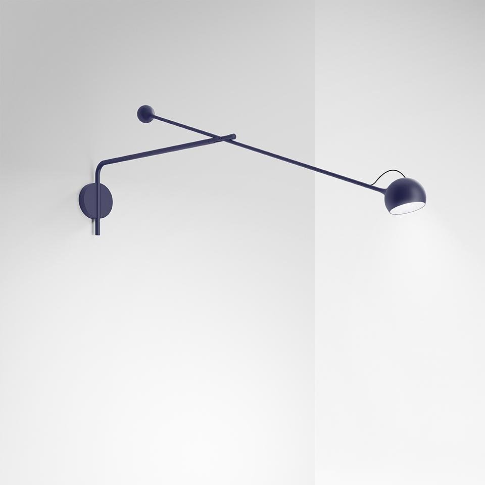 Applique Artemide Ixa blu scuro con braccio lungo regolabile, testa sferica piccola e supporto rotondo a parete