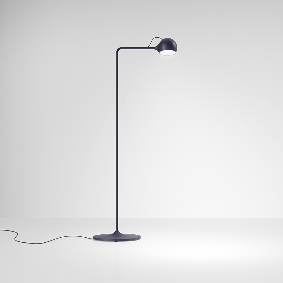Lampada da terra Artemide Ixa blu scuro, fusto curvo sottile con testa LED sferica orientabile su base circolare