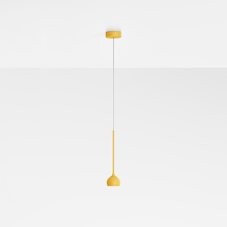 Lampada a sospensione Artemide Ixa in giallo senape, con stelo sottile e paralume a cupola, appesa a un rosone a soffitto coordinato