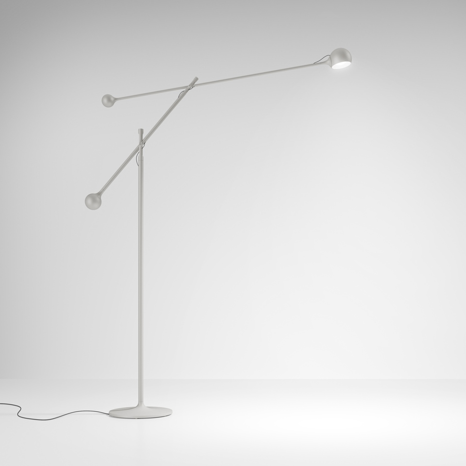 Lampada da terra Artemide Ixa bianca con braccio regolabile controbilanciato, contrappeso a sfera e testa LED direzionale
