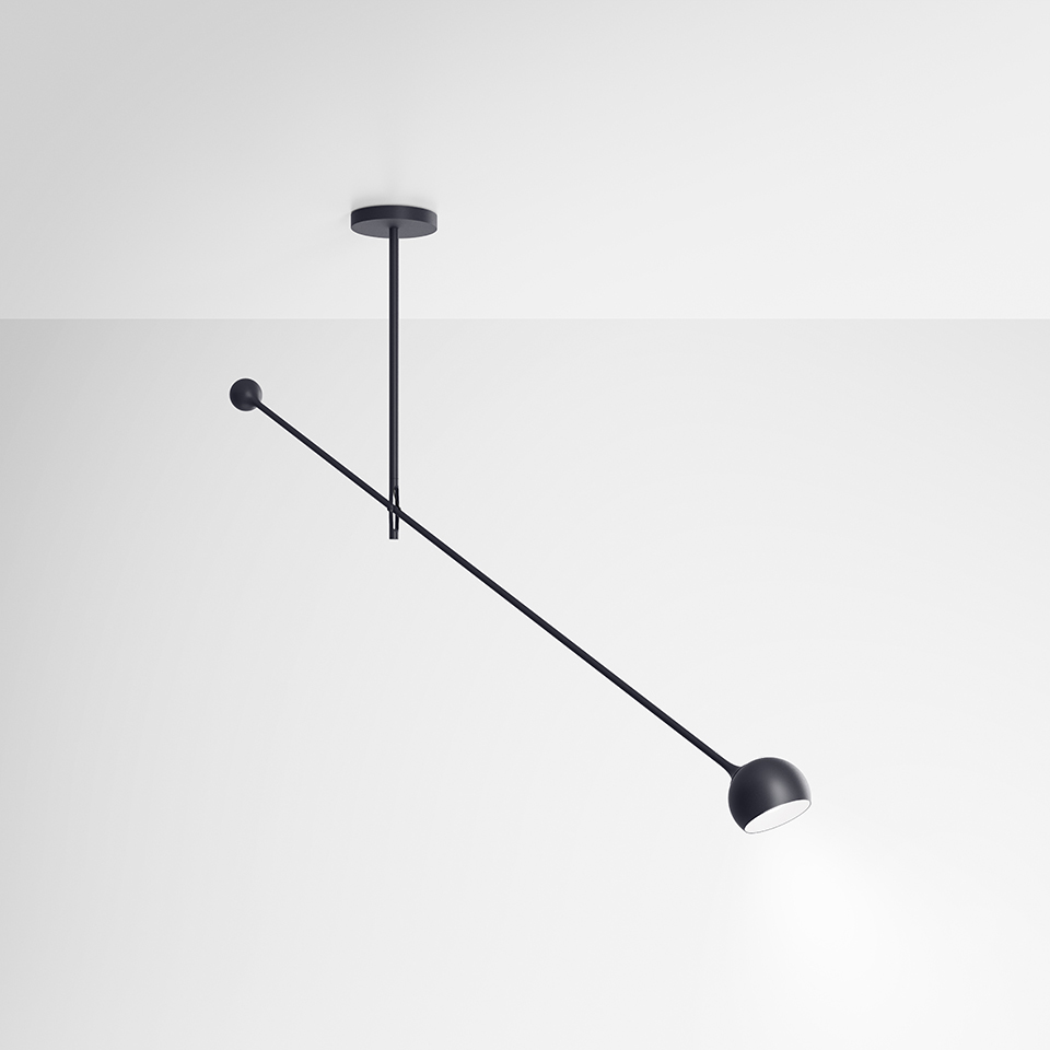 Lampada da soffitto Artemide Ixa nera, con un lungo braccio diagonale con piccola testa sferica e asta di contrappeso.