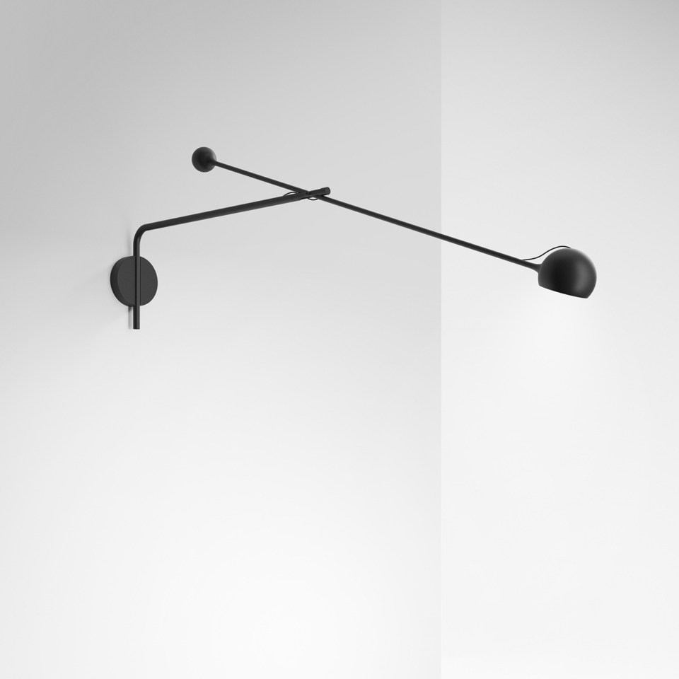 Applique Artemide Ixa nera con lungo braccio orientabile, testa sferica e asta di contrappeso, montata su rosone circolare a parete