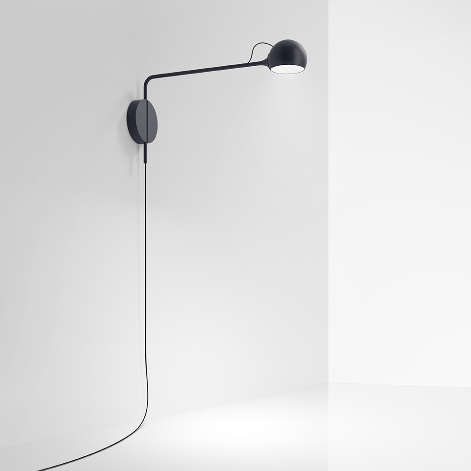 Lampada da parete Artemide Ixa nera, con braccio sottile regolabile, testa sferica LED e supporto circolare a parete con cavo a vista