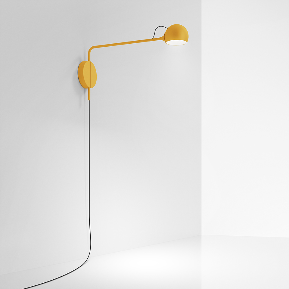 Lampada da parete Artemide Ixa gialla con braccio regolabile, testa sferica, supporto ovale a muro e cavo nero