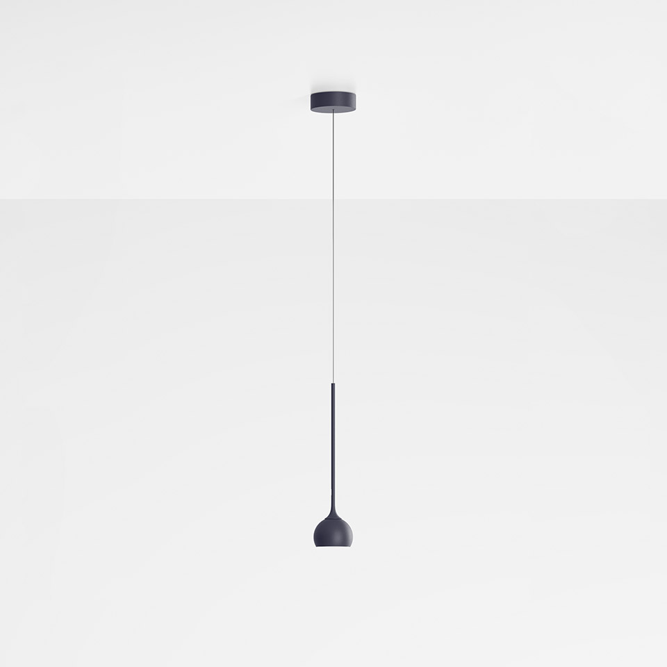 Lampada a sospensione Artemide Ixa: sottile stelo grigio scuro con piccolo paralume a cupola, sospesa dal rosone a soffitto tramite cavo sottile