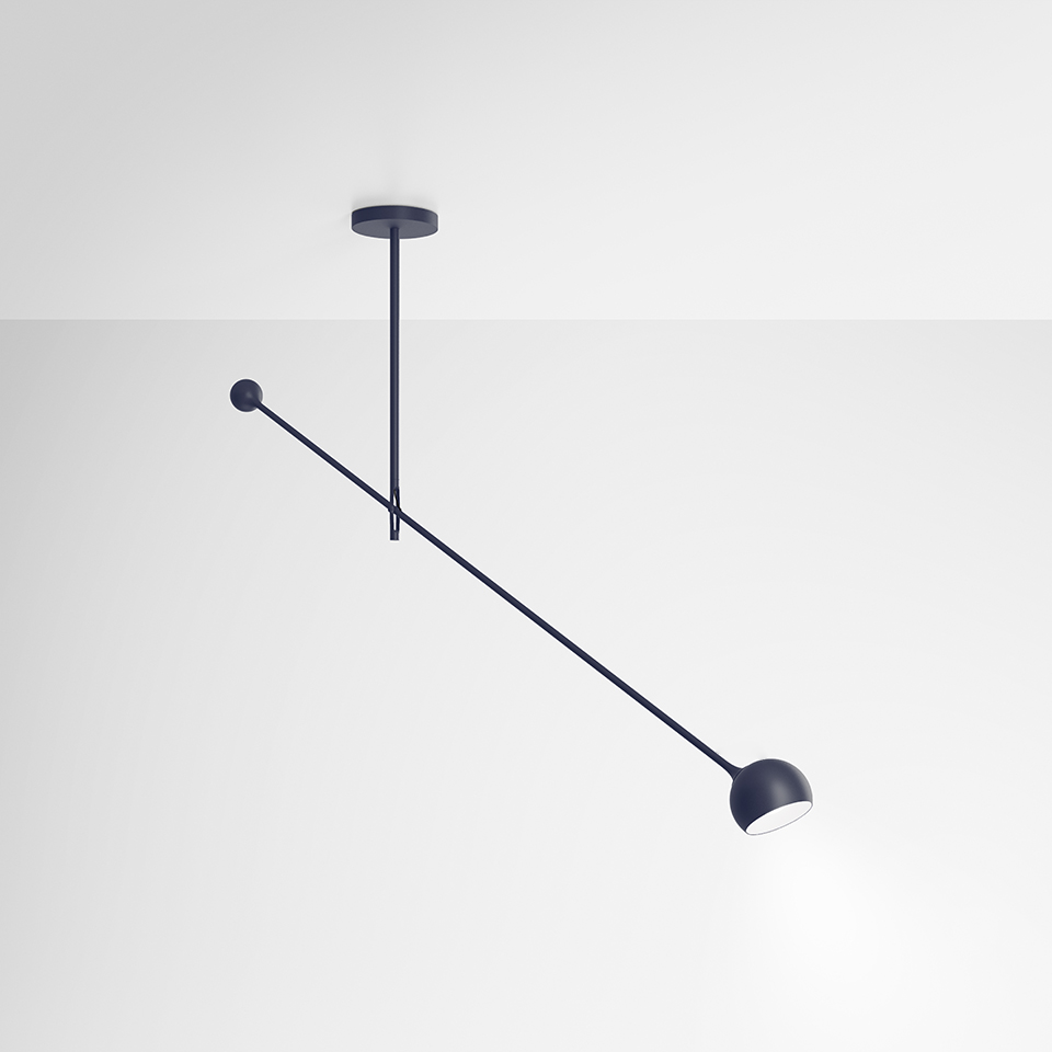 Lampada da soffitto Artemide Ixa in blu scuro, con un lungo braccio diagonale con piccola testa sferica e faretto direzionale a cupola