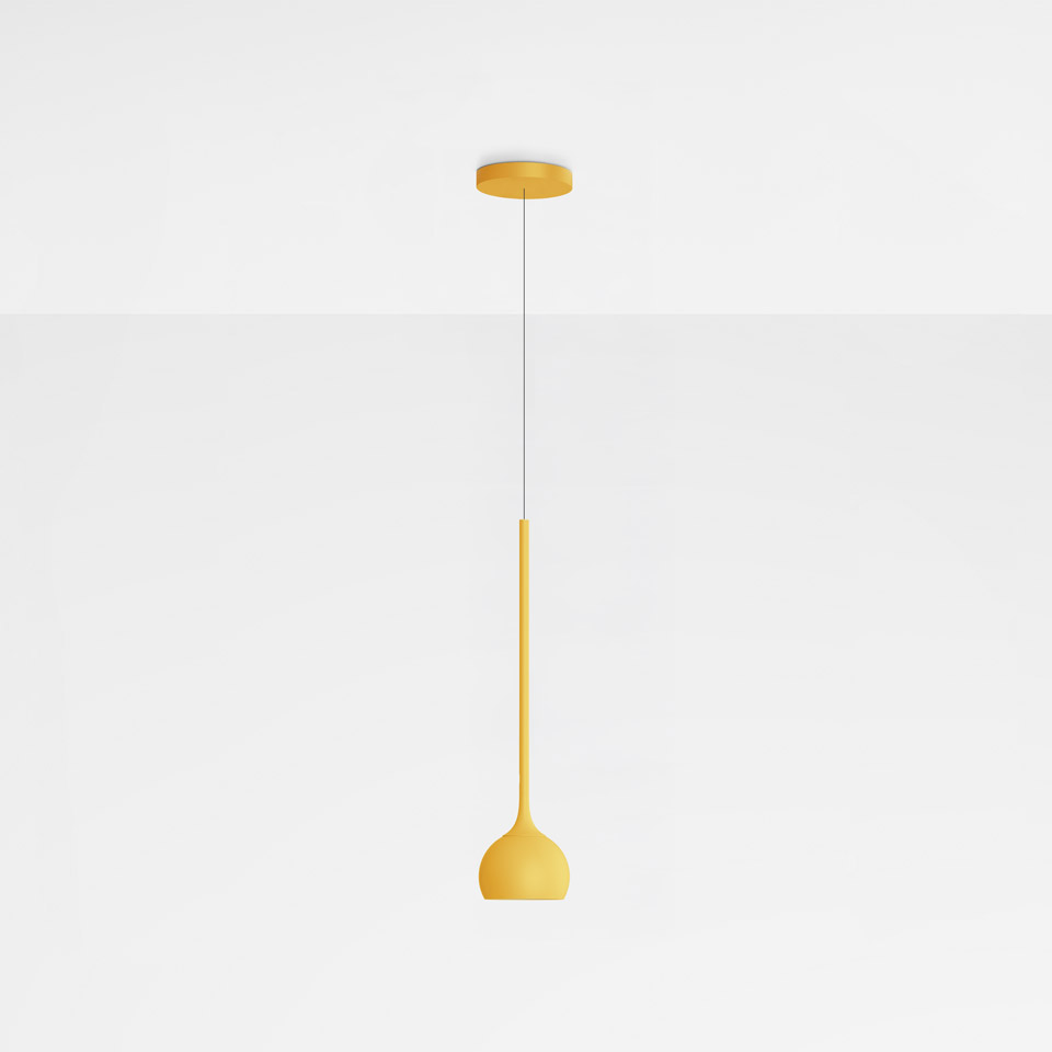 Lampada a sospensione Artemide Ixa in giallo, con stelo sottile allungato e paralume a campana arrotondata, appesa a un rosone a soffitto.