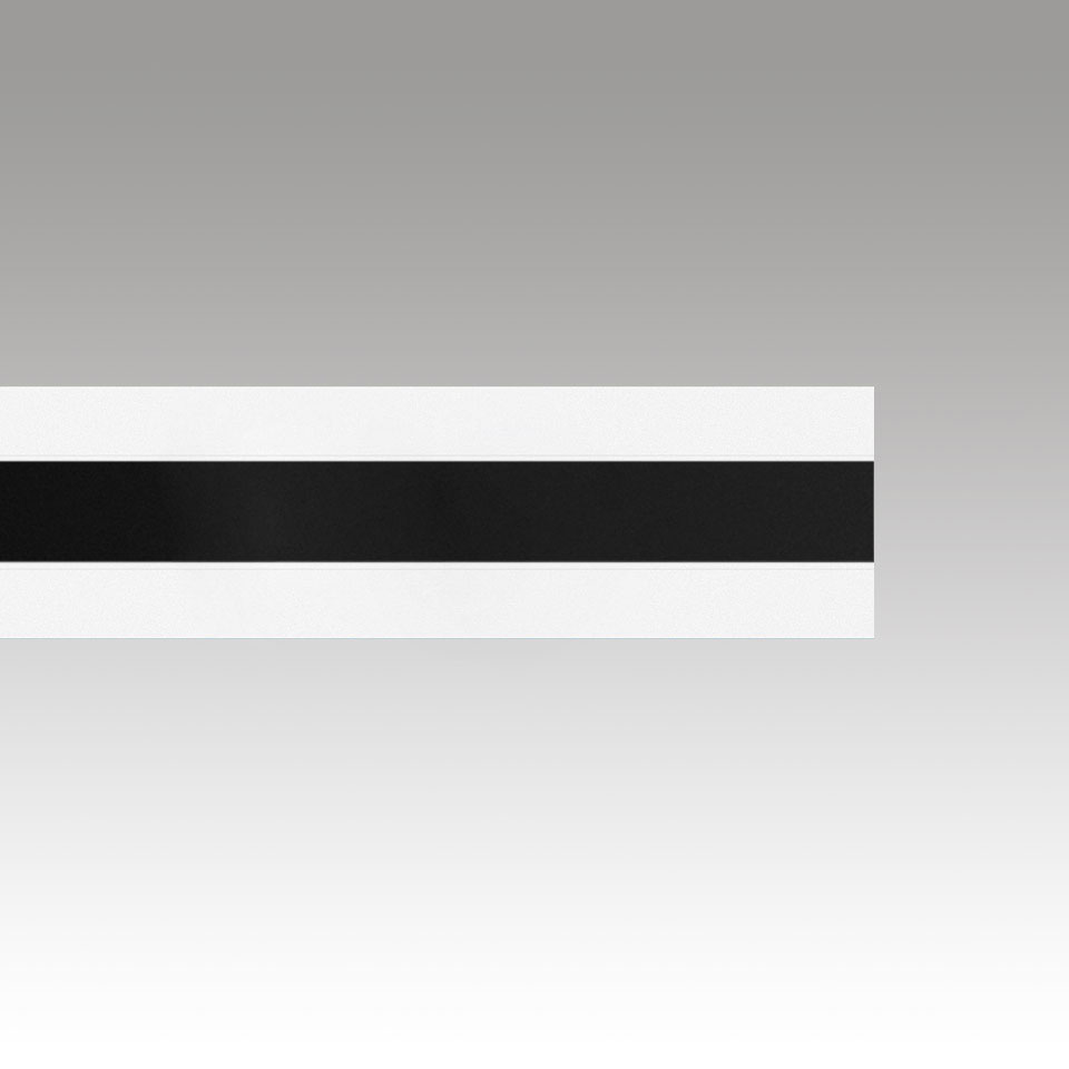 Apparecchio LED lineare Artemide Katà Métron, corpo bianco con striscia diffusore centrale nera, mostrato spento