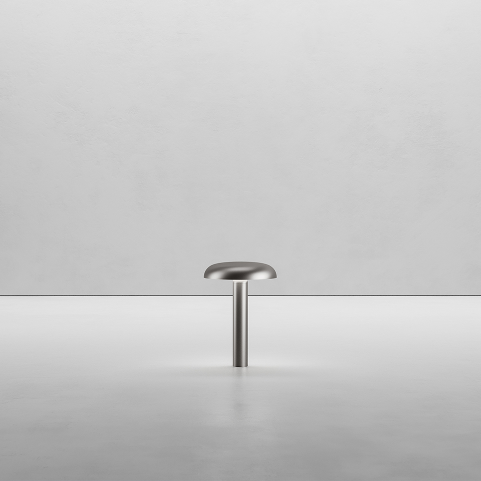 Lampada da tavolo Artemide Knop in acciaio spazzolato, con sottile stelo cilindrico sormontato da un diffusore piatto a forma di fungo