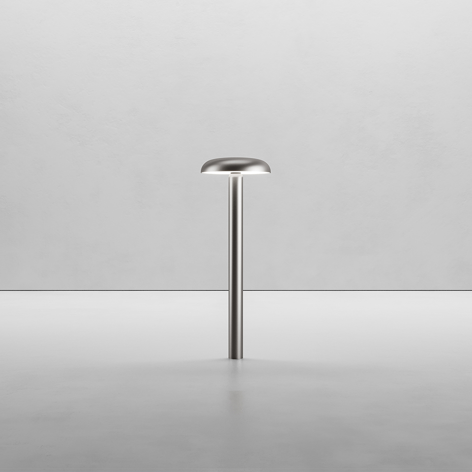 Lampada da tavolo Artemide Knop in acciaio spazzolato, con sottile stelo cilindrico sormontato da un diffusore piatto a forma di fungo