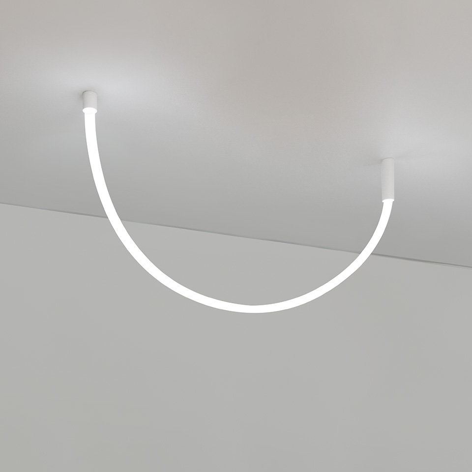 Lampada da soffitto Artemide La Linea: tubo LED flessibile semicircolare luminoso bianco montato su soffitto bianco con due supporti cilindrici