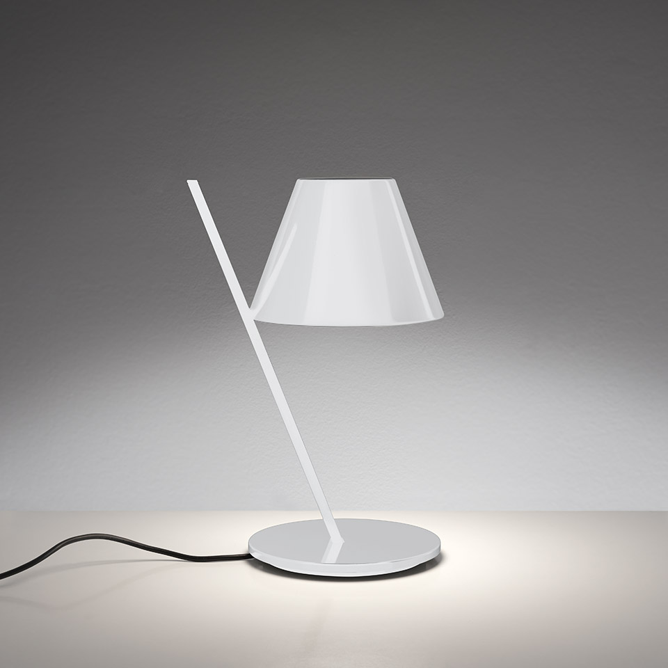 Lampada da tavolo Artemide La Petite in bianco, con stelo diagonale, paralume conico e base circolare con luce diffusa verso il basso