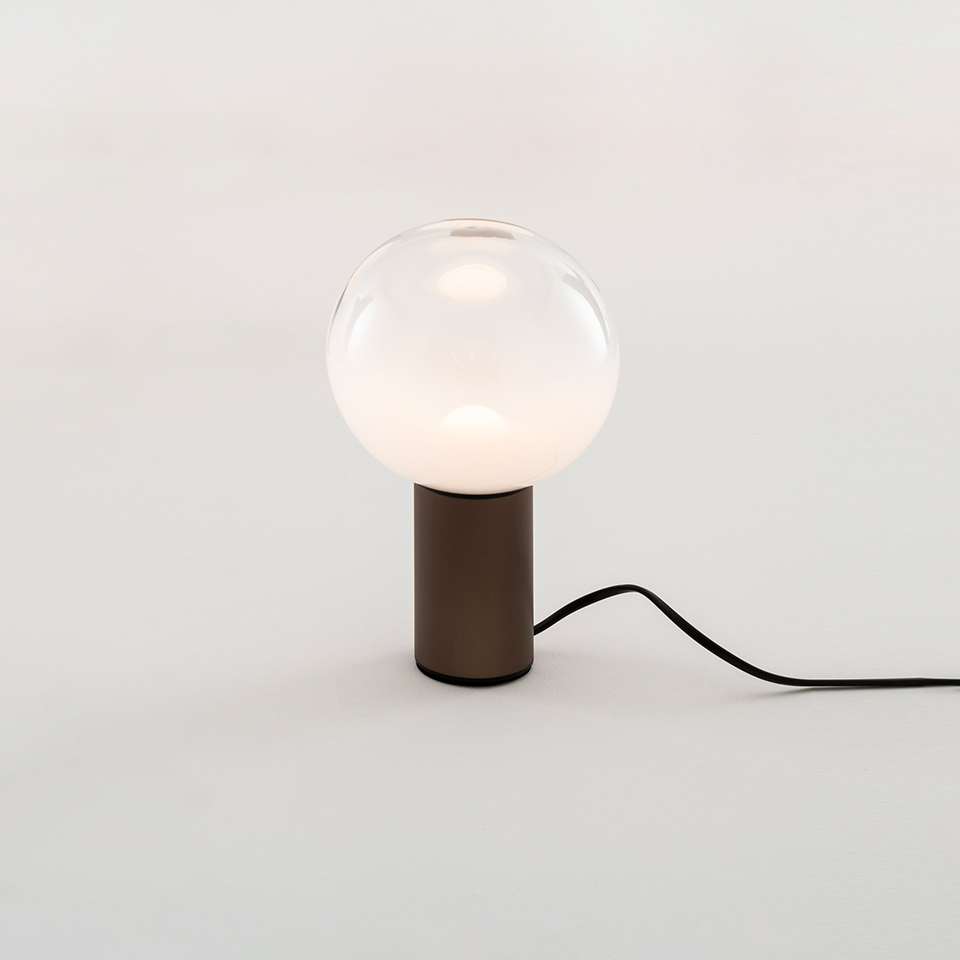 Lampada da tavolo Artemide Laguna Tavolo: diffusore sferico in vetro trasparente su base cilindrica in metallo marrone scuro con cavo nero