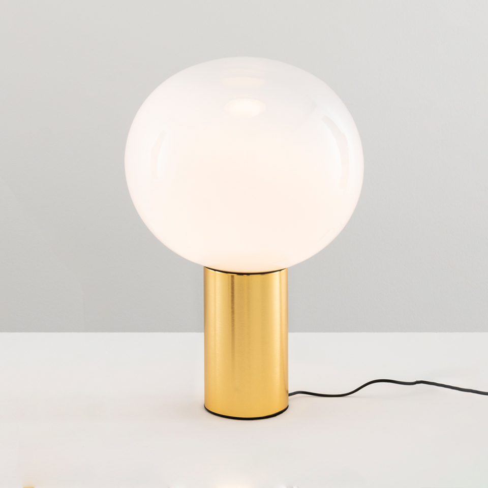 Lampada da tavolo Artemide Laguna Tavolo: grande diffusore sferico in vetro bianco opalino su base cilindrica in metallo dorato lucido