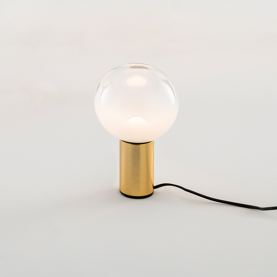 Lampada da tavolo Artemide Laguna Tavolo: diffusore globo sferico in vetro trasparente su base cilindrica in oro spazzolato con cavo nero