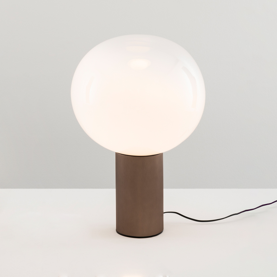 Lampada da tavolo Artemide Laguna Tavolo: grande diffusore sferico in vetro opalino bianco su base cilindrica in metallo marrone-talpa con cavo nero