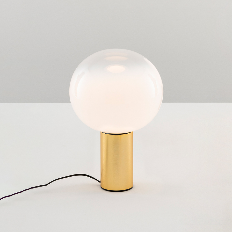 Lampada da tavolo Artemide Laguna Tavolo: grande diffusore sferico in vetro bianco opalino su base cilindrica in metallo oro spazzolato con cavo nero