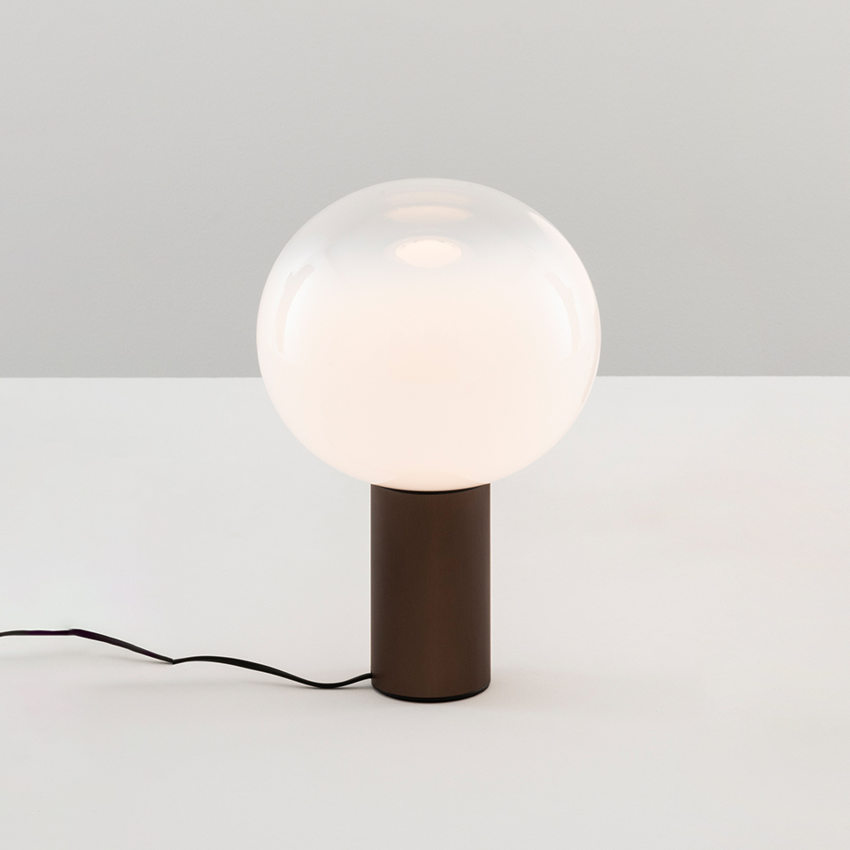 Lampada da tavolo Artemide Laguna Tavolo: diffusore sferico in vetro bianco opalino su base cilindrica in metallo marrone scuro con cavo nero