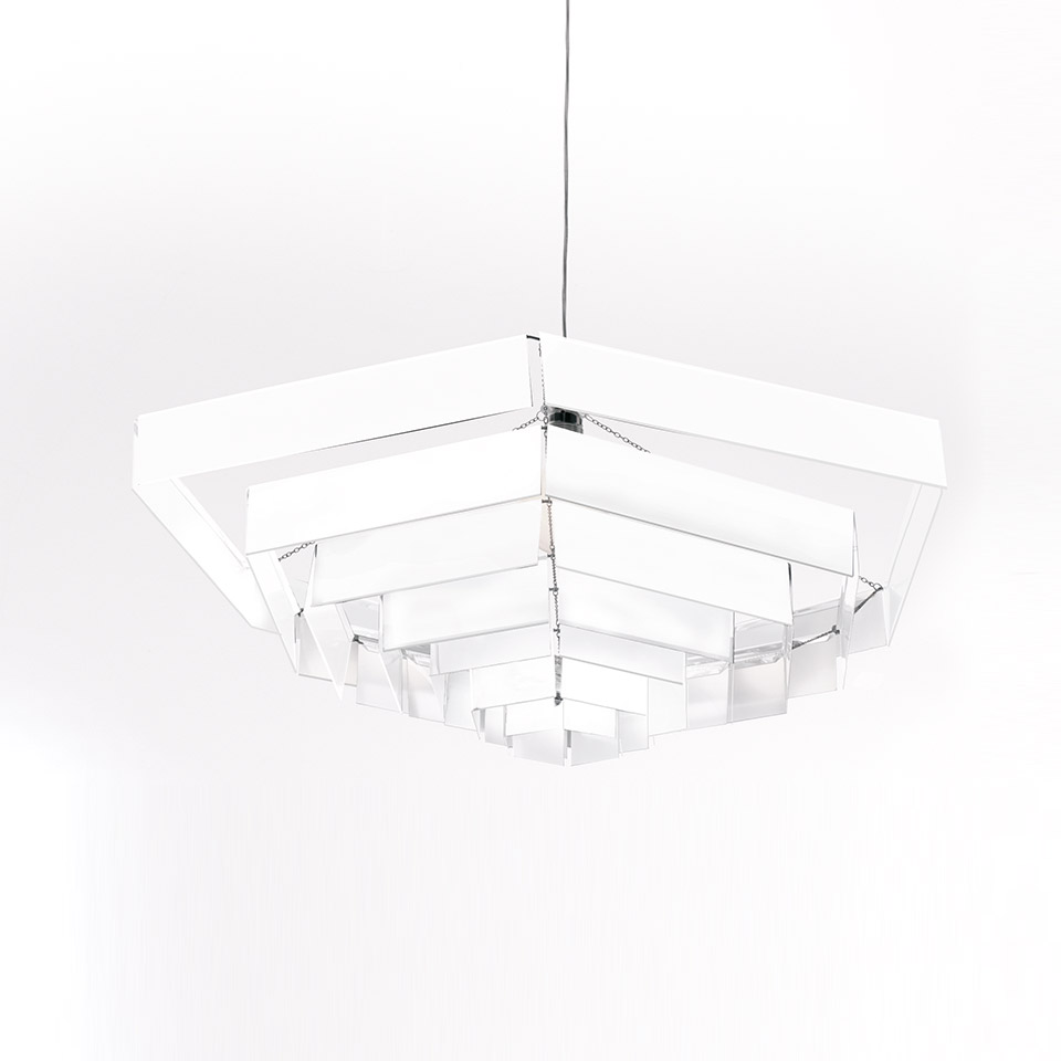 Lampada a sospensione Artemide Lampada Esagonale: struttura esagonale a strati bianchi con pannelli acrilici rettangolari sovrapposti, sospesa da cavo in acciaio