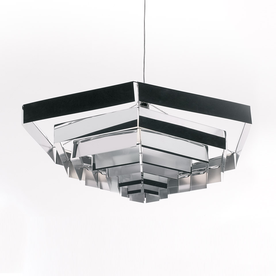 Lampada a sospensione Artemide Lampada Esagonale: struttura esagonale a livelli in cromo specchiato, sospesa da un sottile cavo