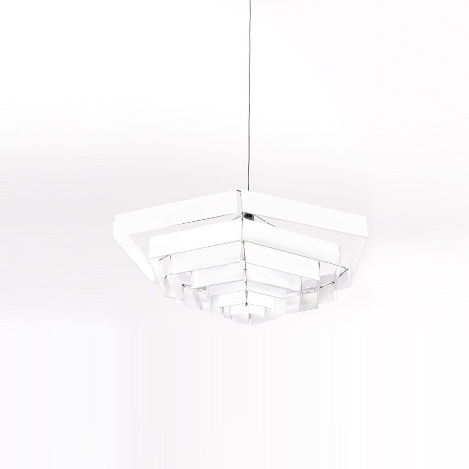 Lampada a sospensione Artemide Lampada Esagonale: struttura esagonale a livelli bianca con dettagli cromati, sospesa da un sottile cavo