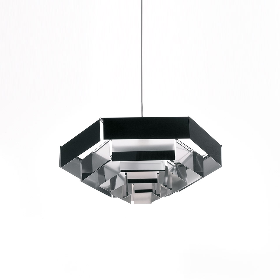 Lampada a sospensione Artemide Lampada Esagonale con struttura esagonale a gradini in cromo lucido, sospesa da un sottile cavo nero