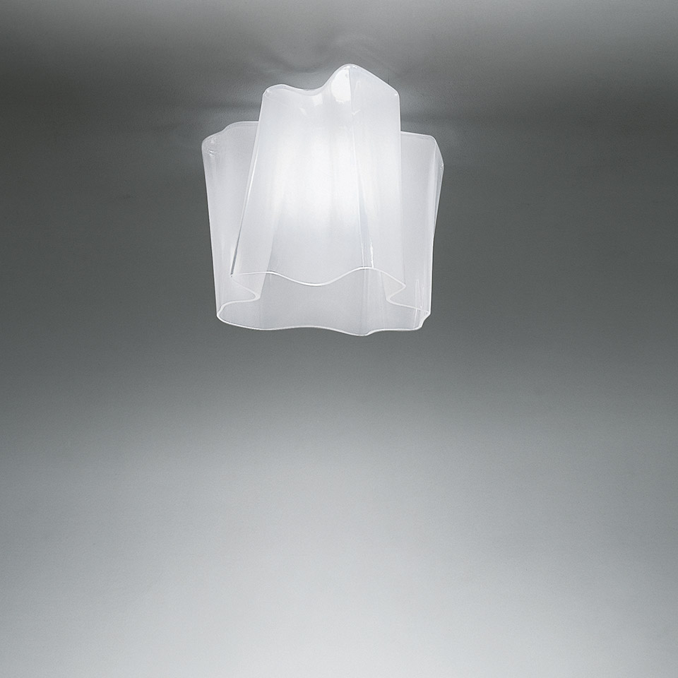 Lampada da soffitto Artemide Logico con diffusore in vetro opalino serigrafato bianco a forma organica ondulata, montata a filo soffitto