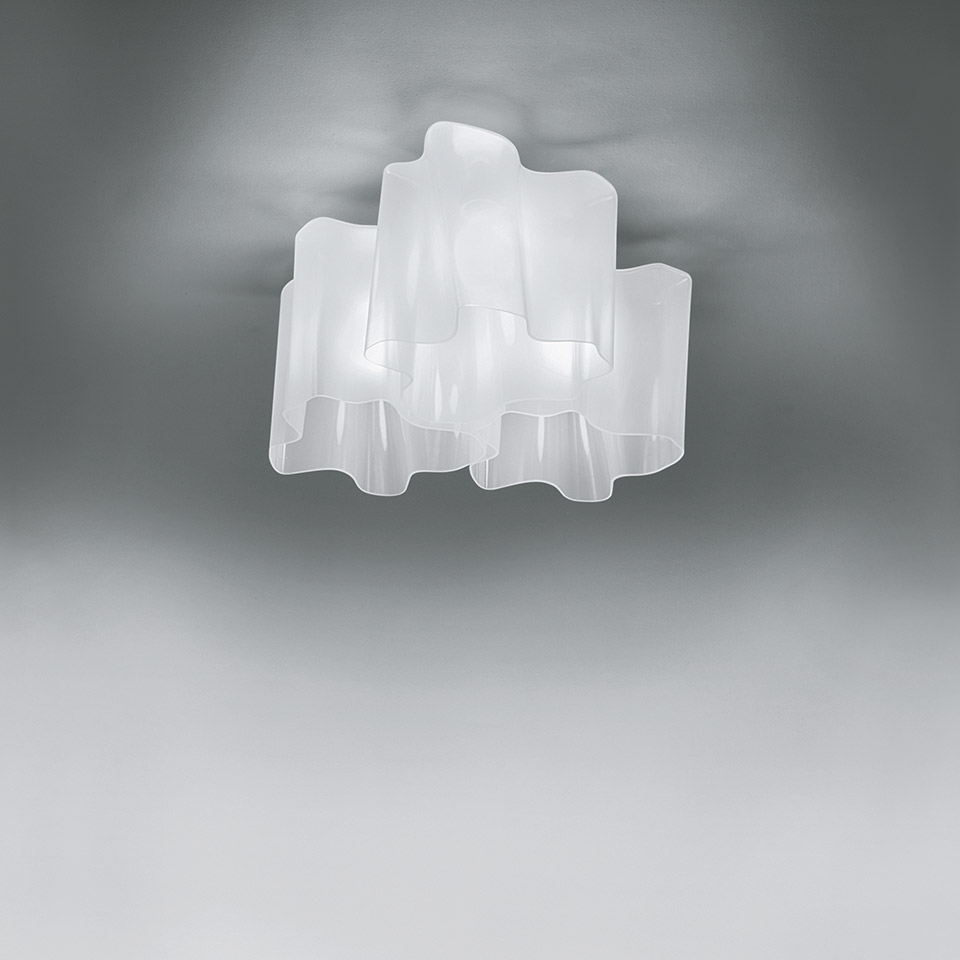 Plafoniera Artemide Logico soffitto 3x120° con tre diffusori in vetro satinato sovrapposti disposti in schema circolare, che emettono luce bianca diffusa