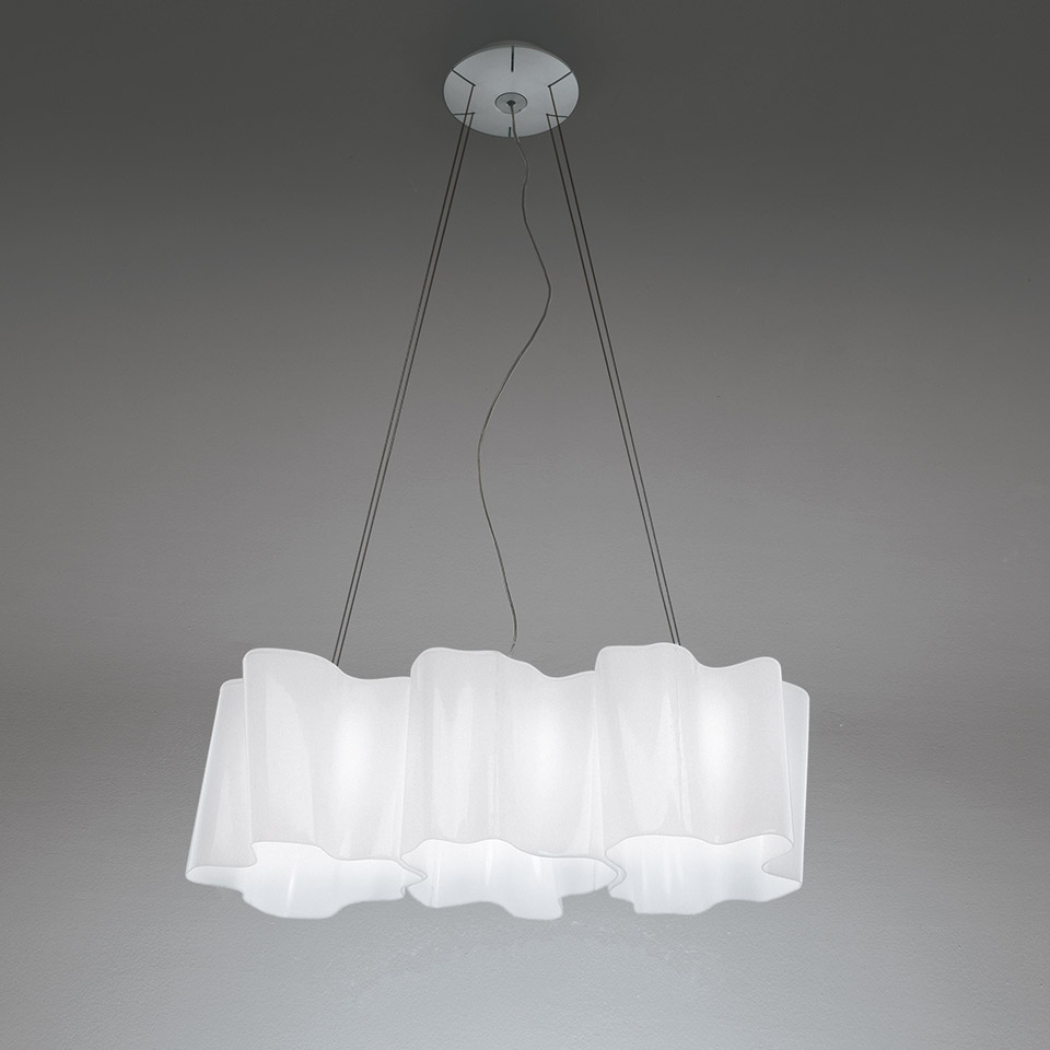 Artemide Logico sospensione 3 in linea: tre diffusori bianchi collegati in fila, appesi con sottili cavi a una rosetta a soffitto