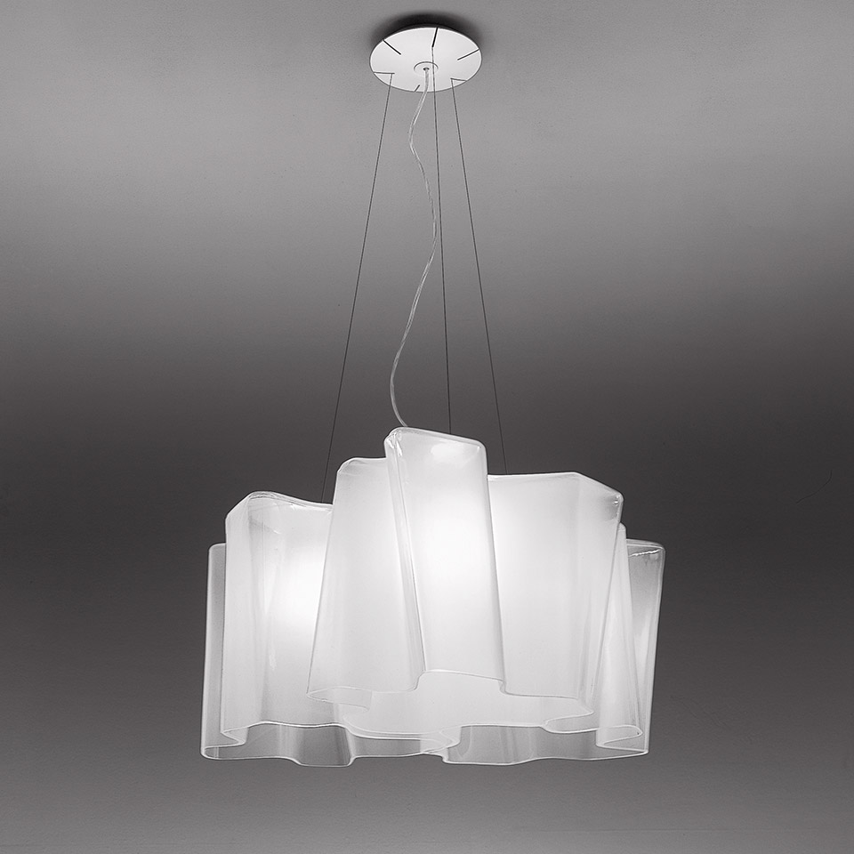 Artemide Logico sospensione 3x120°: tre diffusori in vetro opalino bianco sovrapposti disposti radialmente, appesi a un rosone cromato su cavi in acciaio