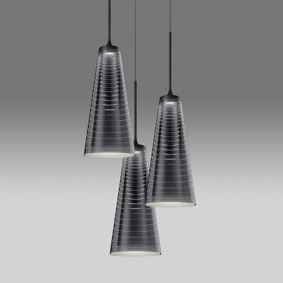 Tre lampade a sospensione Artemide Look at Me con paralumi conici in vetro fumé e nervature orizzontali, sospese su cavi neri a diverse altezze