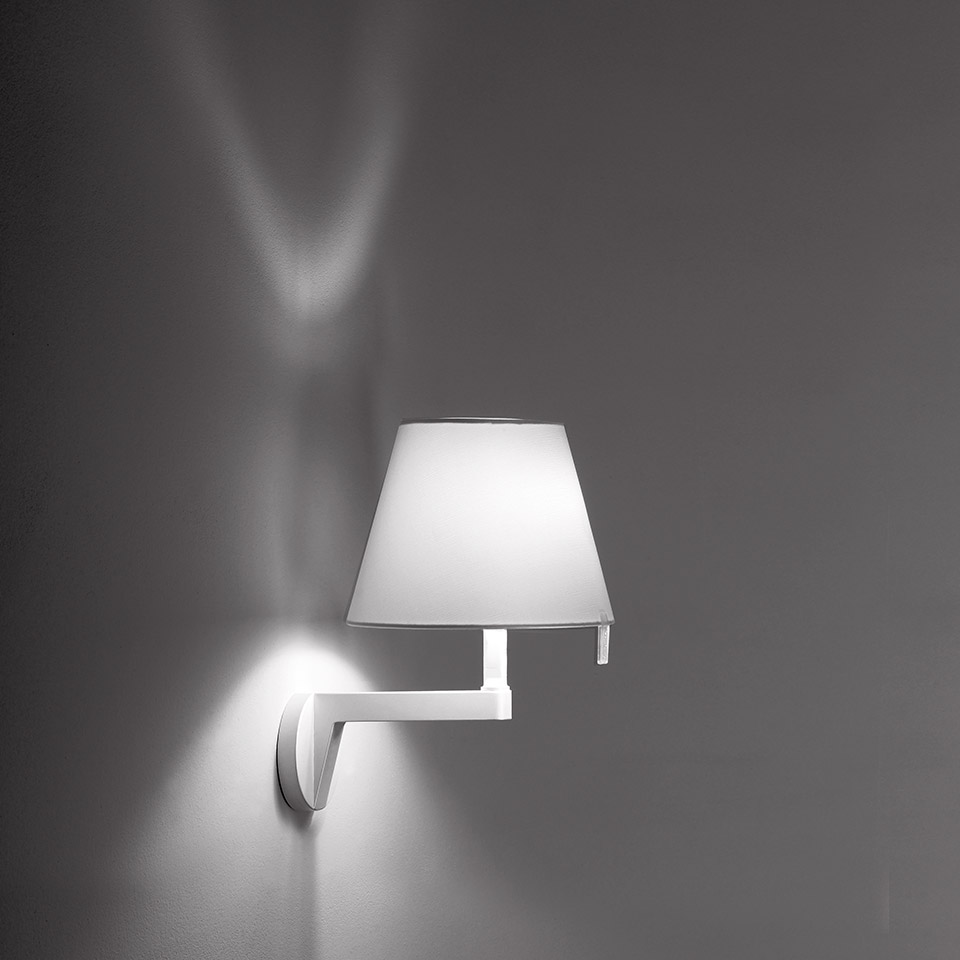 Lampada da parete Artemide Melampo Parete bianca, con paralume conico su braccio angolare, che proietta suggestivi giochi di luce sulla parete