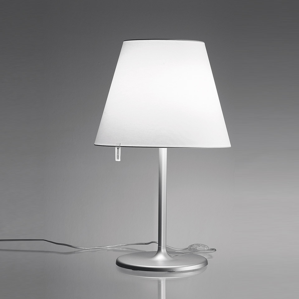 Lampada da tavolo Artemide Melampo Tavolo con paralume conico bianco, stelo sottile in alluminio, base circolare e interruttore a tirante