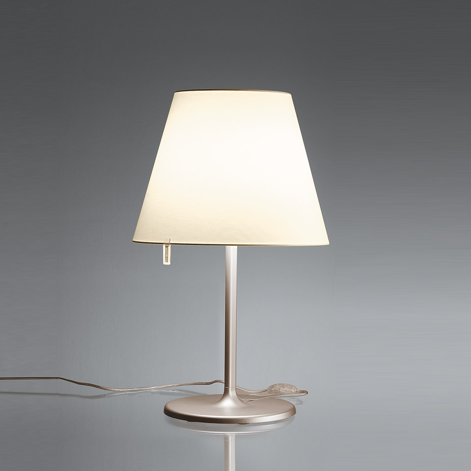 Lampada da tavolo Artemide Melampo Tavolo con paralume conico in tessuto bianco, sottile stelo in alluminio spazzolato e base rotonda, interruttore a tirante