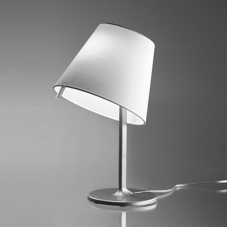 Lampada da tavolo Artemide Melampo Tavolo con paralume conico bianco inclinato su sottile stelo in alluminio e base rotonda
