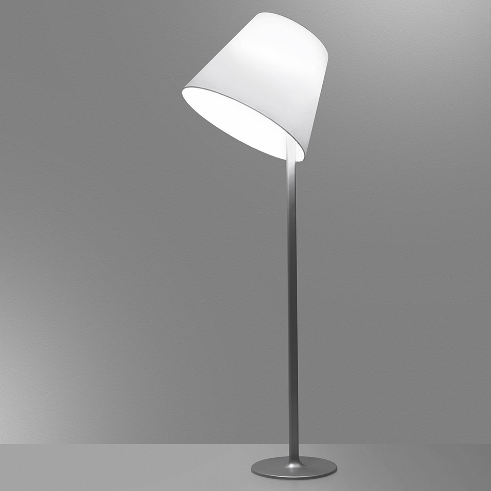 Lampada da terra Artemide Melampo Terra con paralume conico bianco inclinato su sottile stelo in metallo grigio e base rotonda