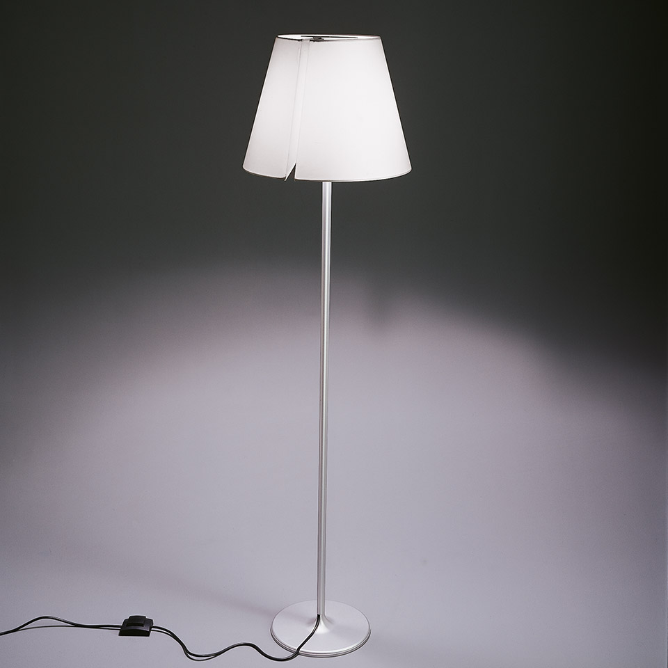 Lampada da terra Artemide Melampo Terra con paralume conico in tessuto bianco su sottile stelo in alluminio e base rotonda