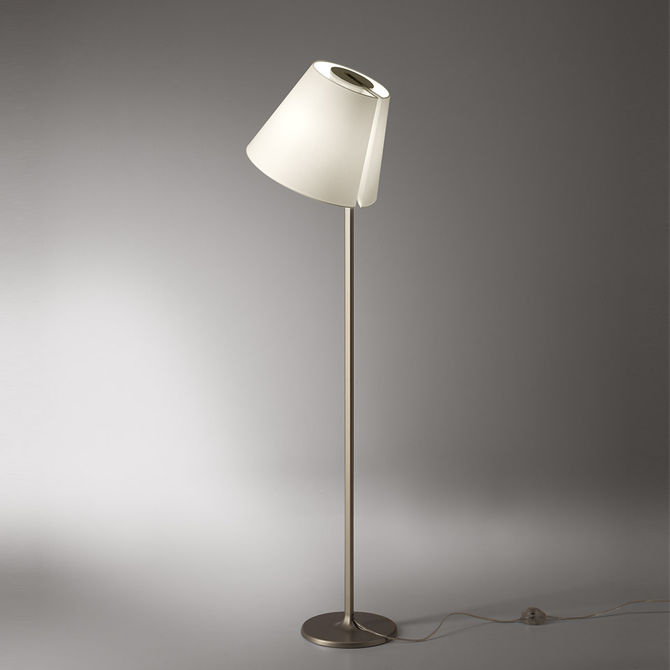 Lampada da terra Artemide Melampo Terra con paralume conico bianco inclinato e sottile stelo in metallo spazzolato su base rotonda