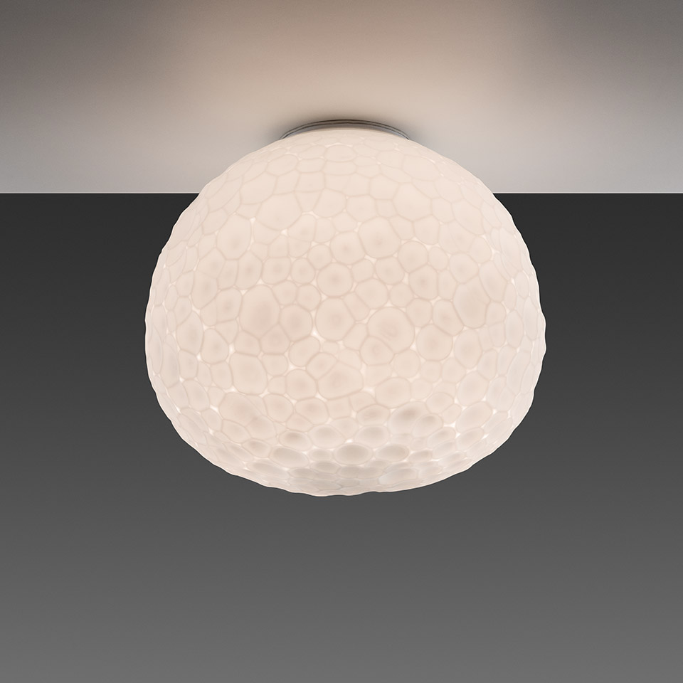 Lampada da soffitto Artemide Meteorite con diffusore a cupola in vetro soffiato bianco con texture cellulare organica, montata a filo soffitto