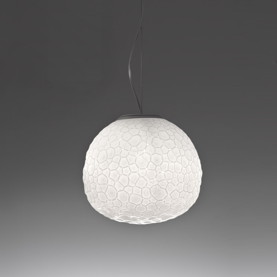 Lampada a sospensione Artemide Meteorite: globo in vetro soffiato bianco con texture cellulare organica, sospeso da un cavo scuro