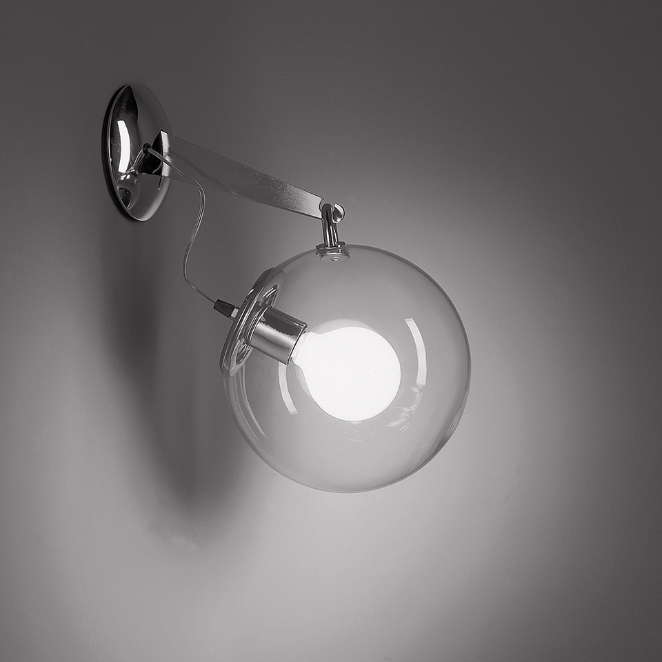 Lampada da parete Artemide Miconos: braccio cromato su supporto a muro con globo sferico in vetro trasparente e lampadina illuminata