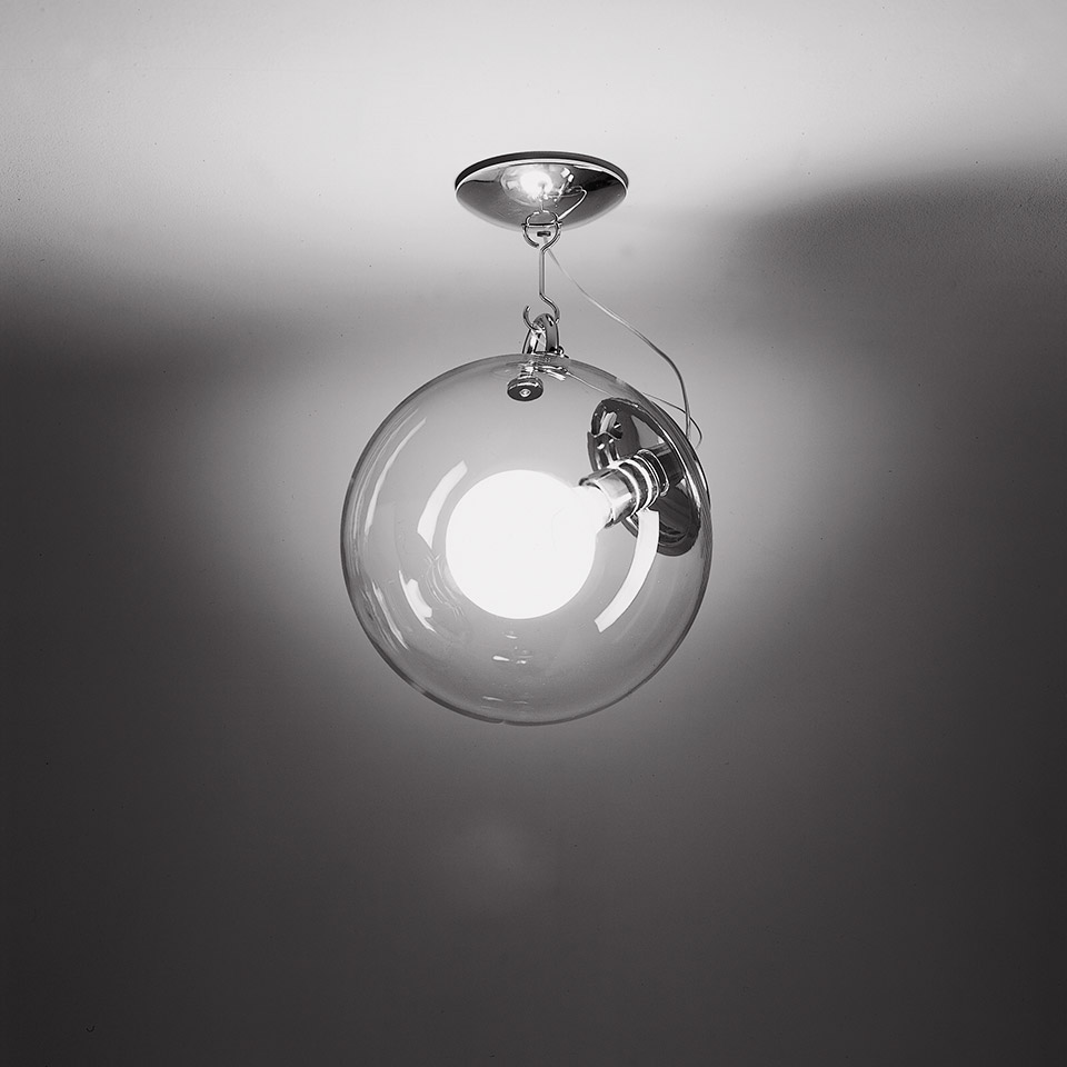 Lampada da soffitto Artemide Miconos: sfera in vetro soffiato trasparente con elementi cromati e lampadina a vista, sospesa dal soffitto
