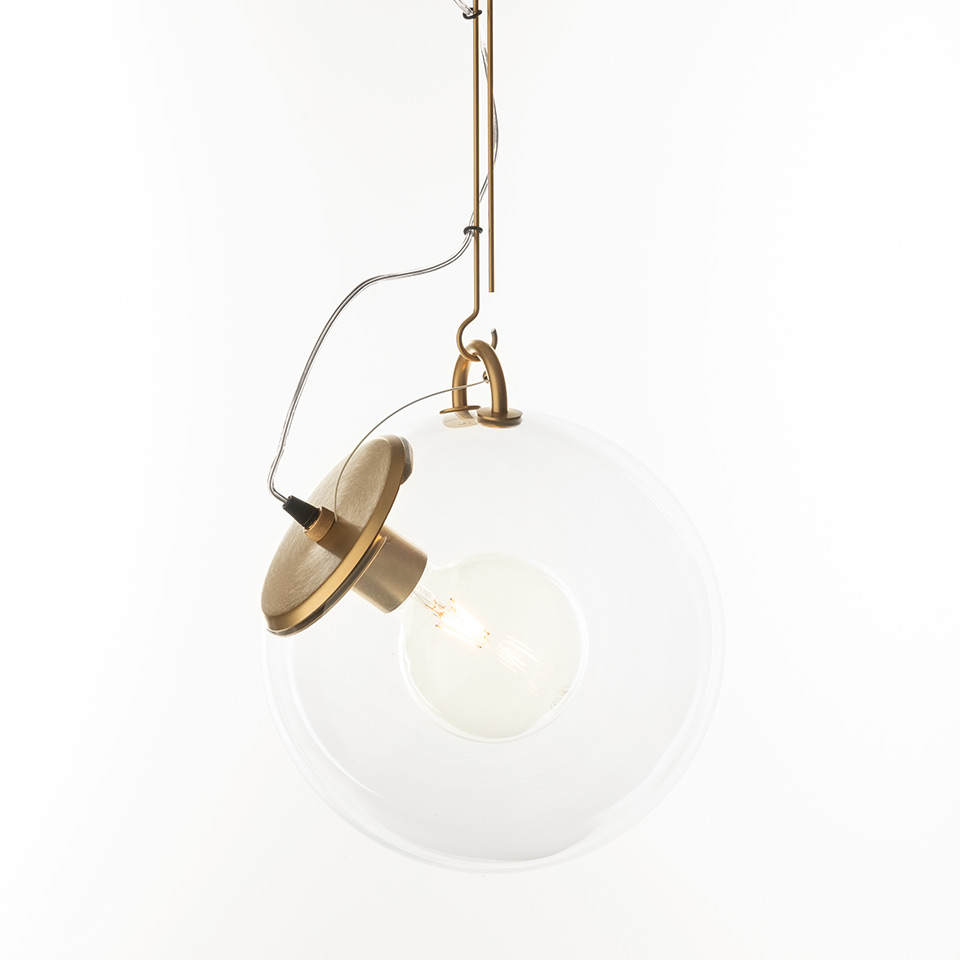 Lampada a sospensione Artemide Miconos: globo sferico in vetro trasparente con bulbo a vista, diffusore a disco in ottone e dettaglio gancio su asta in ottone - 2