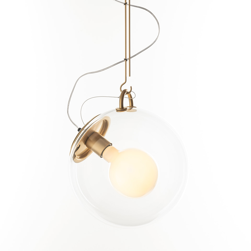 Lampada a sospensione Artemide Miconos: sfera in vetro trasparente con bulbo opaco interno, elementi in ottone e gancio, cavo ad anello