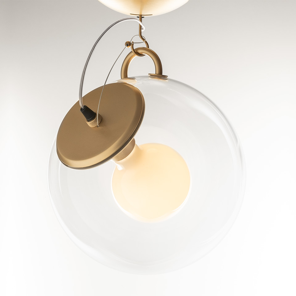 Lampada a sospensione Artemide Miconos: sfera in vetro trasparente con bulbo opalino interno, diffusore a disco in ottone spazzolato e gancio di sospensione in ottone - 2