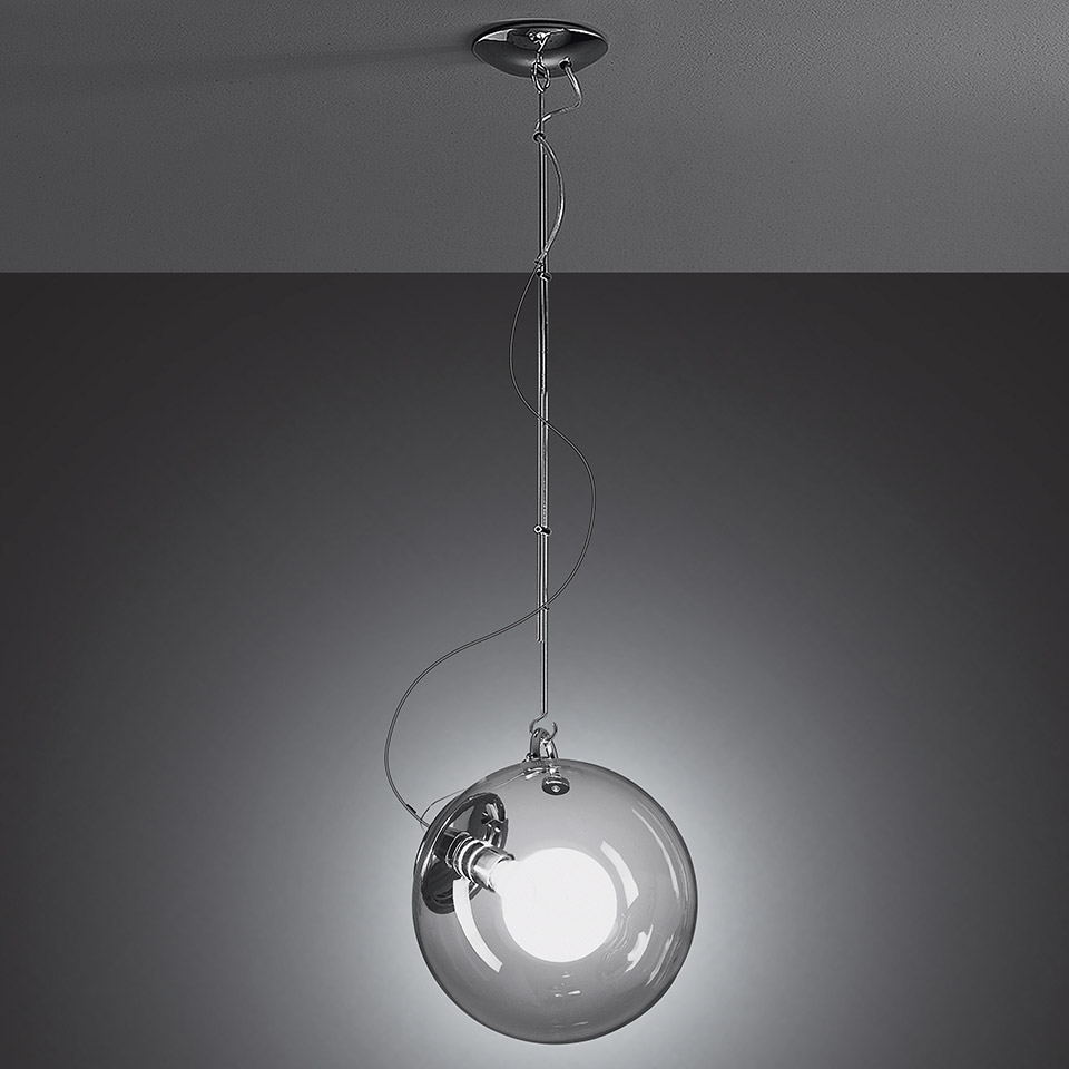 Lampada a sospensione Artemide Miconos: sfera in vetro trasparente con attacco cromato e bulbo, sospesa da una sottile catena cromata dal soffitto